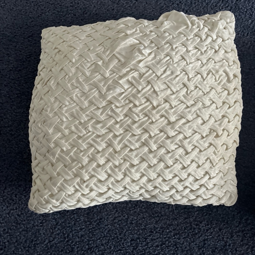 2 pillows - Picture 2 of 3